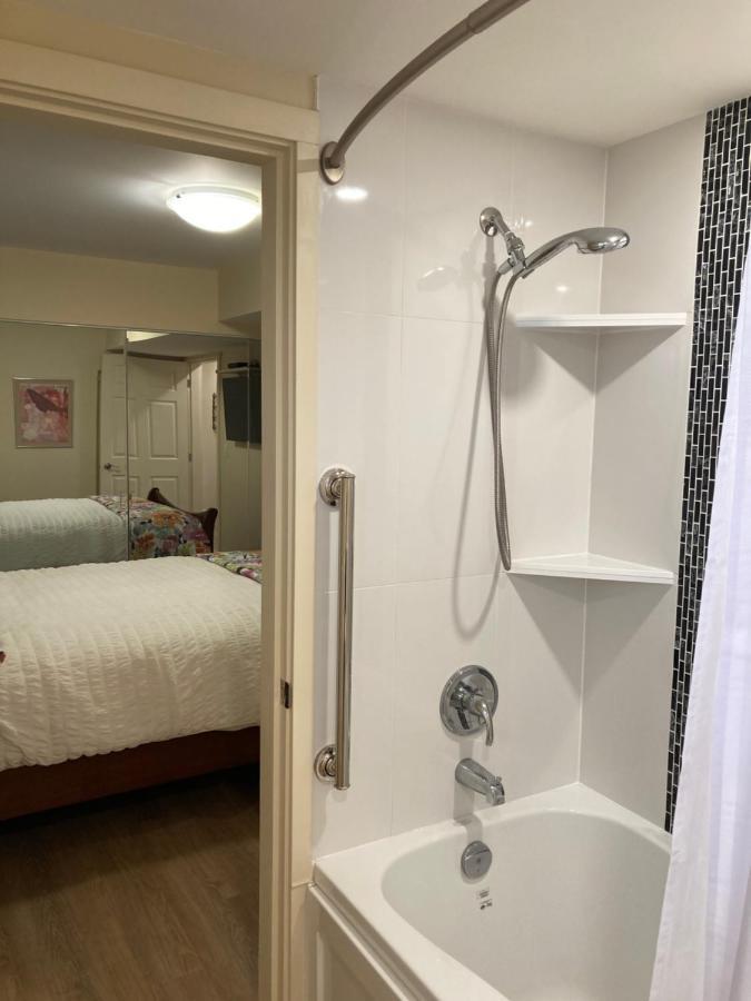 Bright Poolside Walkout Two Bedroom Basement Suite In The Okanagan Пентиктън Екстериор снимка
