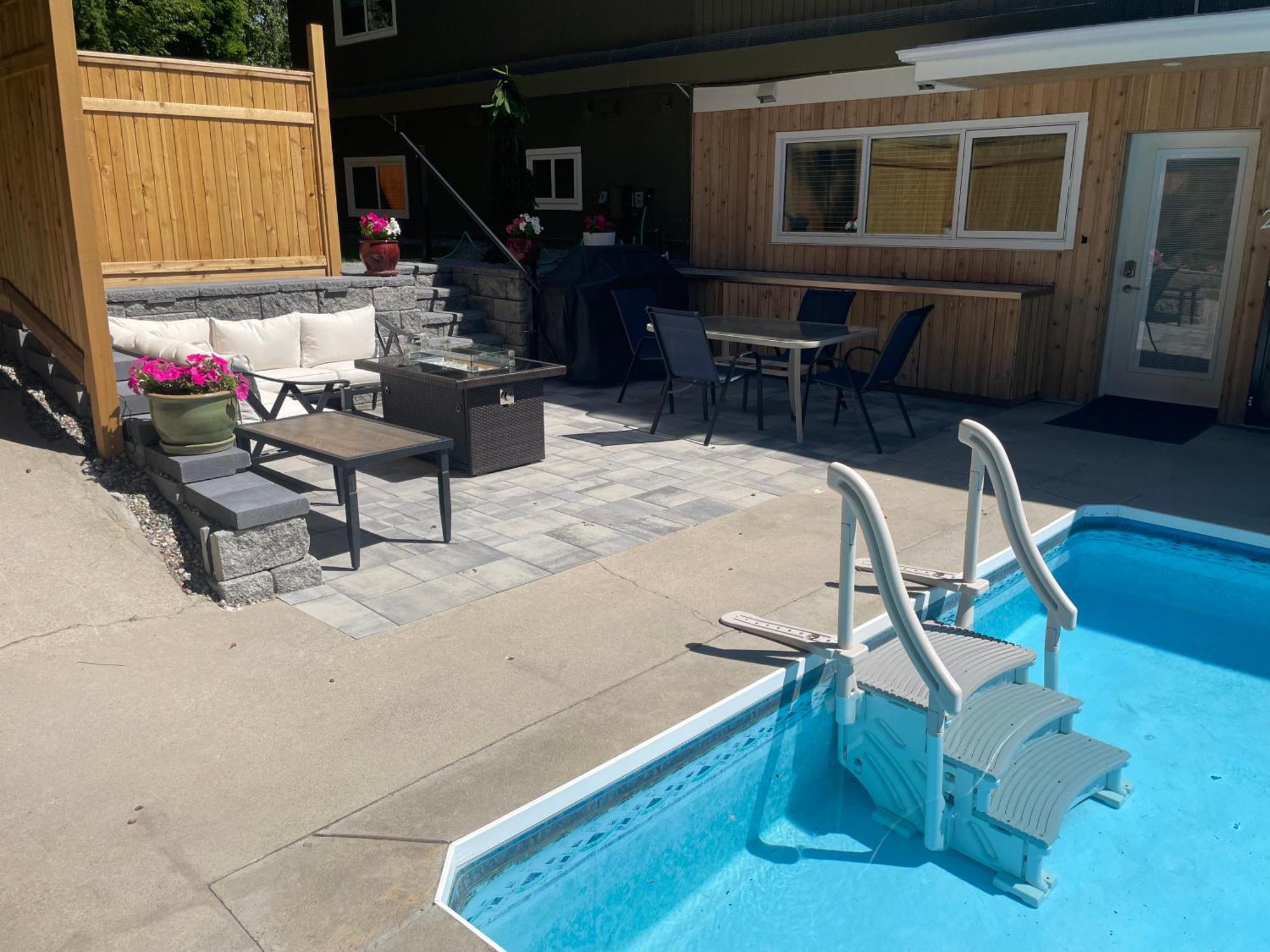 Bright Poolside Walkout Two Bedroom Basement Suite In The Okanagan Пентиктън Екстериор снимка